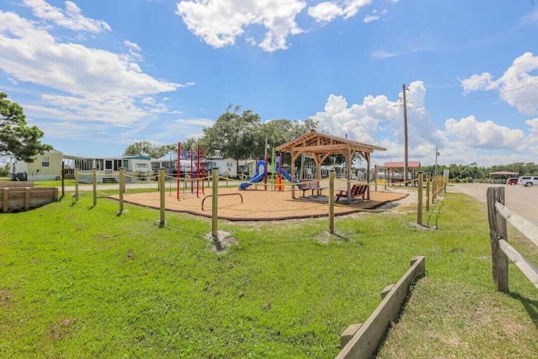 Surf City 2Br Park Home With Waterfront View And Parking Екстер'єр фото